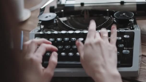 Schrijver te typen met retro schrijven machine. — Stockvideo