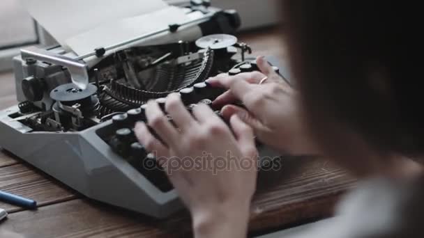Συγγραφέας πληκτρολογώντας με ρετρό γραφής μηχάνημα. — Αρχείο Βίντεο