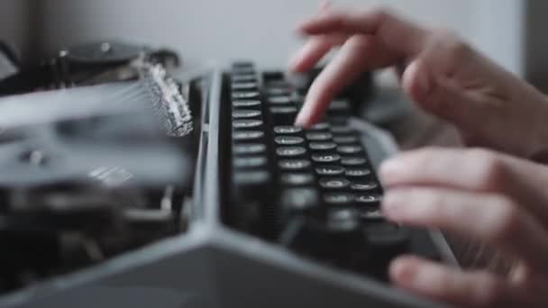 Dactylographie avec machine à écrire rétro .