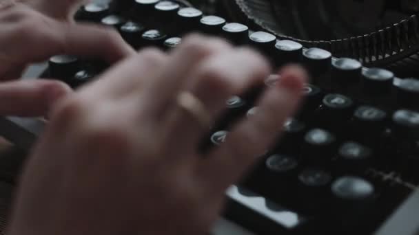 Pisarz pisania z maszyny do pisania retro. — Wideo stockowe