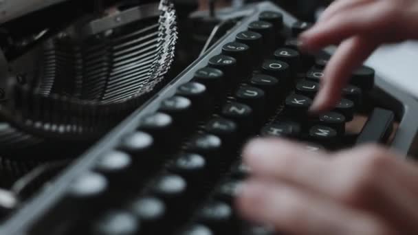 Escritor escribiendo con retro máquina de escribir . — Vídeos de Stock