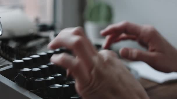 Escritor escribiendo con retro máquina de escribir . — Vídeos de Stock