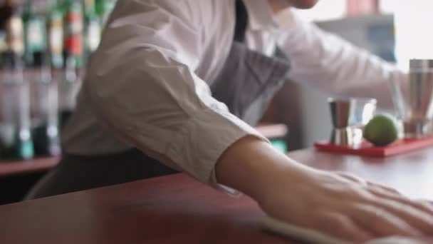 Barman chusteczki licznik szmatą — Wideo stockowe