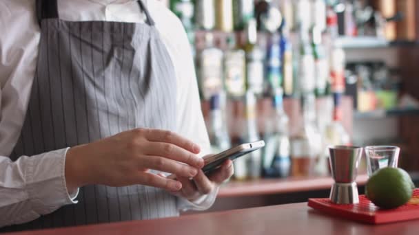 Bartender med mobiltelefon — Stockvideo