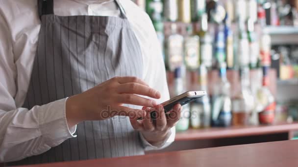 Barmen ile hareket eden telefon — Stok video