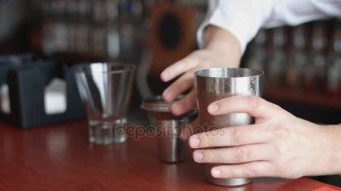 Pembe kokteyl shaker üzerinden dökülen barmen