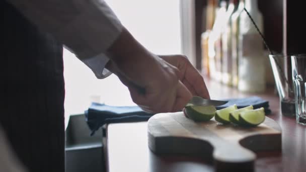 Bartender cutting limes — Stock Video