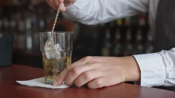 Bartendern visar isen med sked — Stockvideo