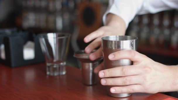 Bartender pouring pink cocktail from shaker — Stock Video