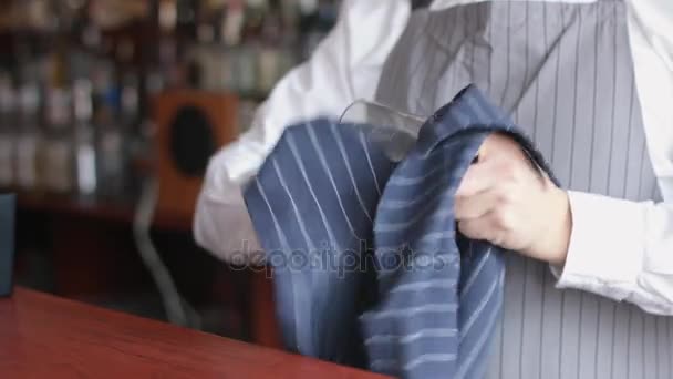 Barman glas met doek afvegen — Stockvideo