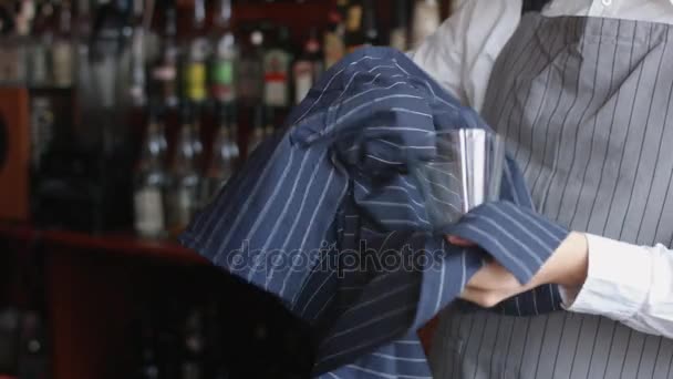 Barman szkła z szmata do wycierania — Wideo stockowe