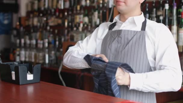 Barman essuyant verre avec chiffon — Video