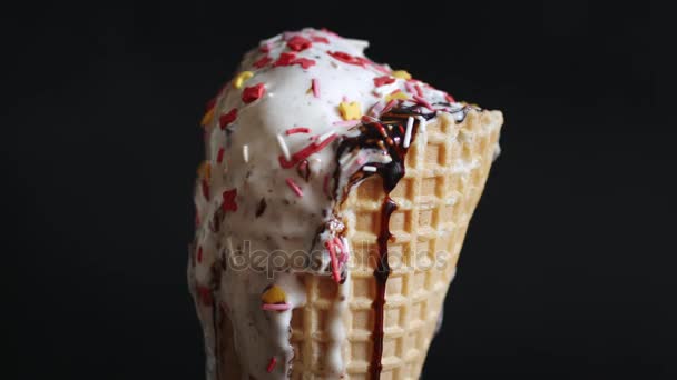 Kužel zmrzliny tání — Stock video