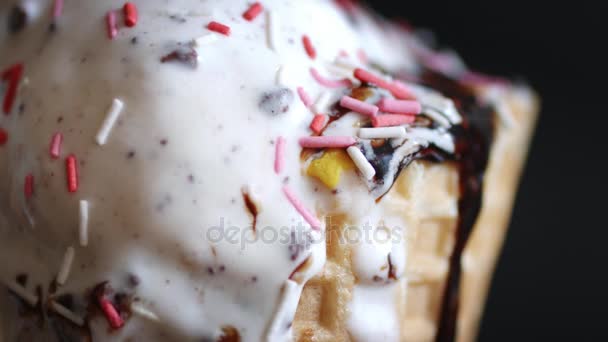 Ice cream cone topnienia — Wideo stockowe