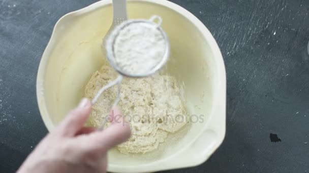 Las manos femeninas tamiza la harina — Vídeos de Stock