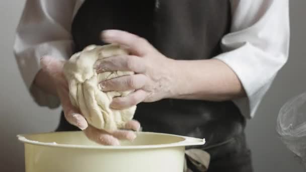 Chef amasa un pedazo de masa grande — Vídeo de stock