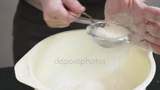 Mãos femininas peneiram a farinha — Vídeo de Stock