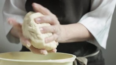 Şef bir büyük hamur parça kneads