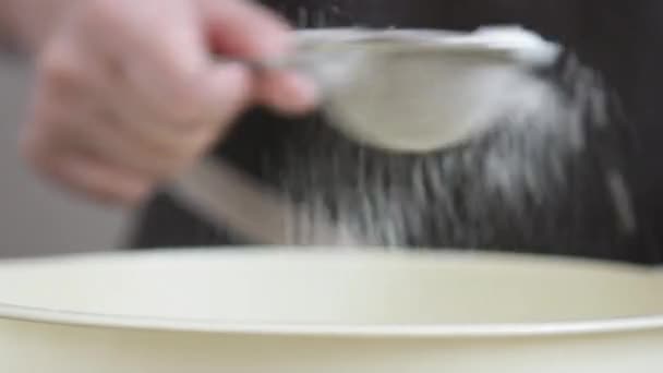 Les mains féminines tamisent la farine — Video