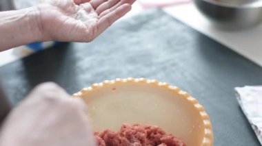 İki el et köfte yapma.