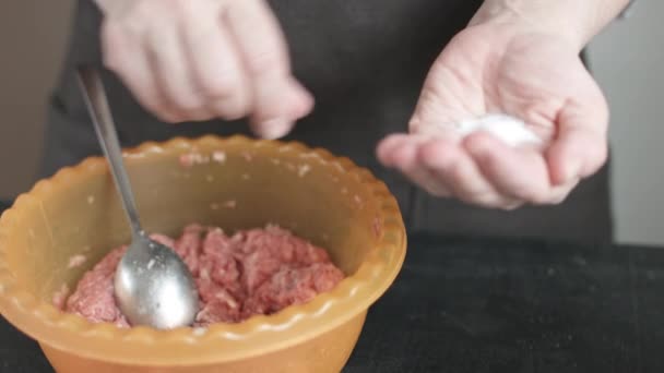 Две руки делают пельмени из мяса . — стоковое видео