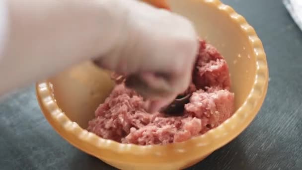 Dos manos haciendo albóndigas de carne . — Vídeos de Stock