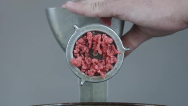 Közelkép a frissen darált hús jön ki egy húsdaráló. — Stock videók