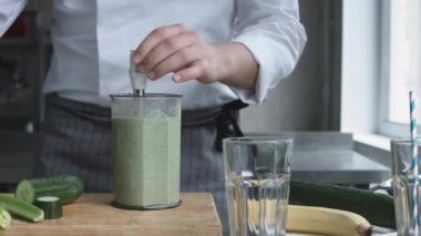 Sebze smoothie hazırlık üniformalı genç yemek