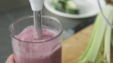 Güler yüzlü hazırlanıyor üniformalı genç yemek