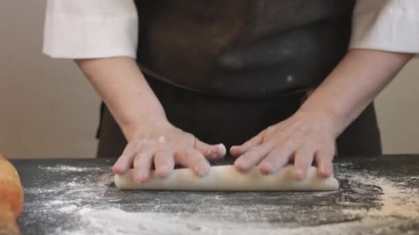 Fazer bolinho de carne com rolo de madeira . — Vídeo de Stock