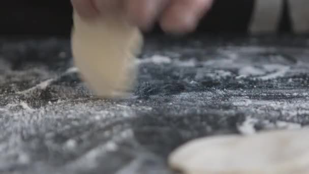 Hacer albóndigas de carne con rodillo de madera . — Vídeo de stock