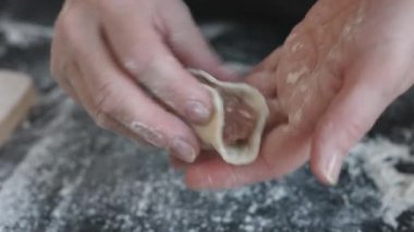 İki el et köfte yapma.