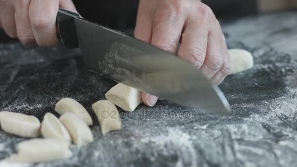 Dos manos haciendo masa para albóndigas de carne . — Vídeo de stock