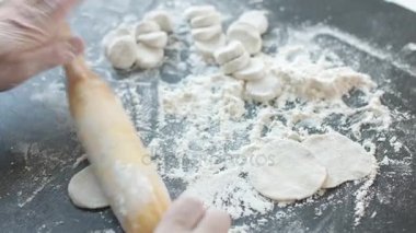 Ahşap oklava ile et hamur tatlısı yapma.