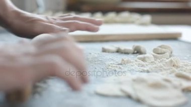 Ahşap oklava ile et hamur tatlısı yapma.