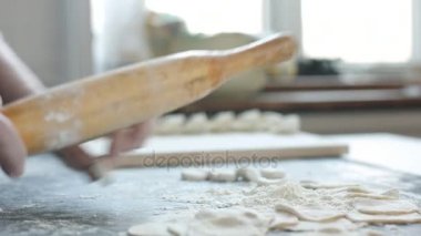 Ahşap oklava ile et hamur tatlısı yapma.
