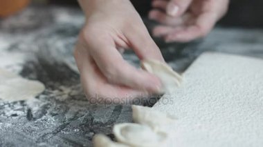 kadın çiğ köfte bir parşömen sayfasına gözlenmektedir.