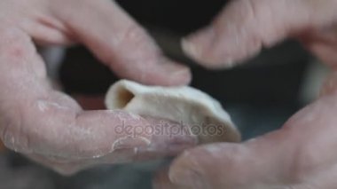 İki el et köfte yapma.