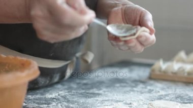 İki el et köfte yapma.