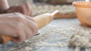 Ahşap oklava ile et hamur tatlısı yapma.