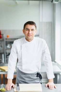 Genç gülümseyen erkek Şef poz