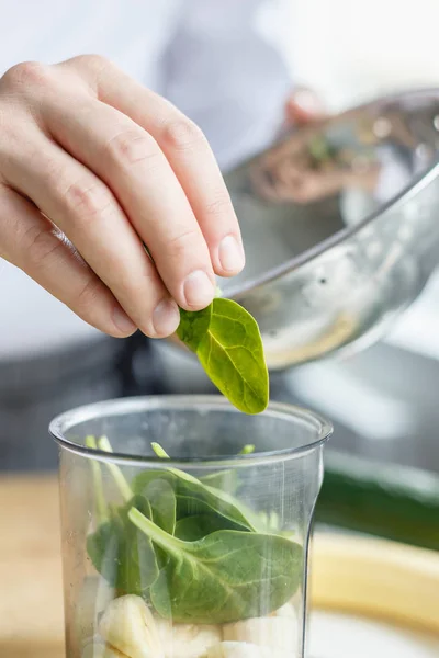 Crop hands making fresh smoothie — Stock Photo, Image