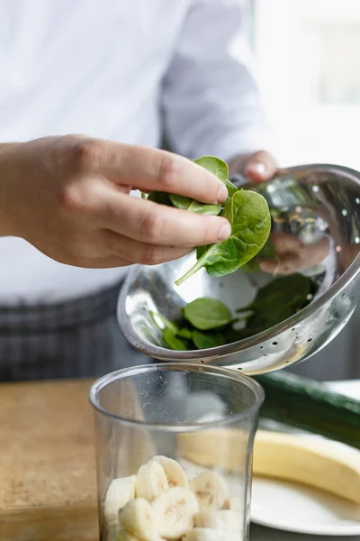 Erntehelfer machen frischen Smoothie — Stockfoto