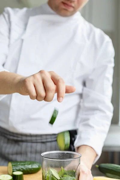 Gewas gezichtsloze schot van chef-kok koken — Stockfoto