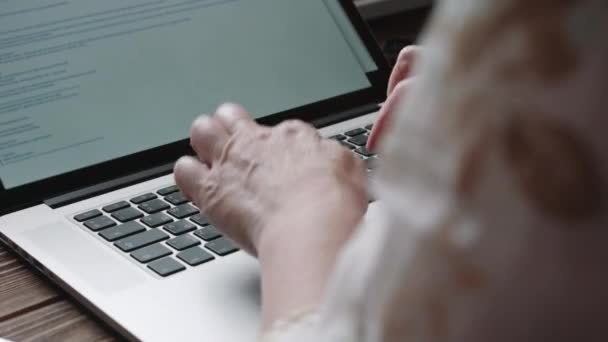 Vista posterior de la mujer usando el ordenador portátil — Vídeo de stock