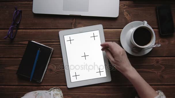 Mãos femininas no computador tablet touchscreen — Vídeo de Stock