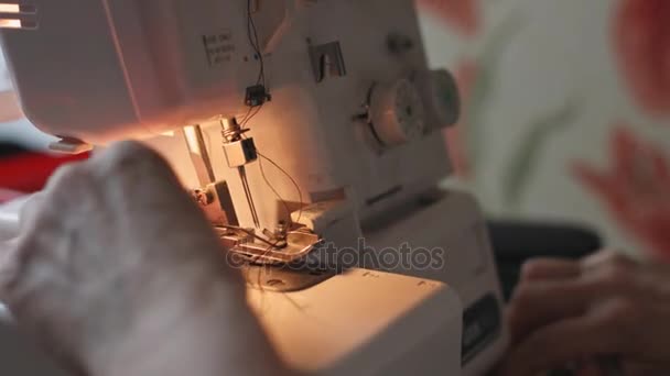 Primer plano de la máquina de coser — Vídeo de stock