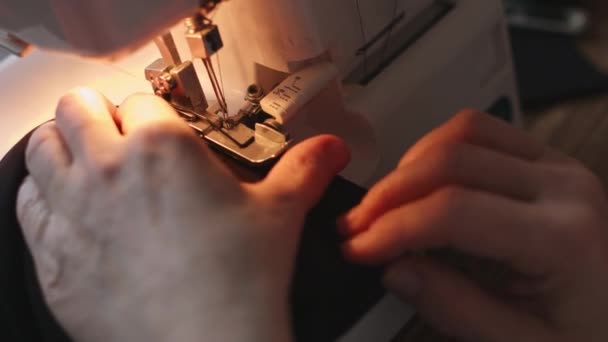Primer plano de la máquina de coser — Vídeo de stock
