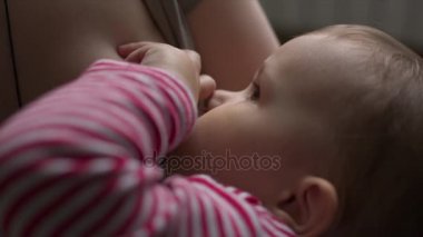 Annesi ona meme süt çocuğunu beslenir.