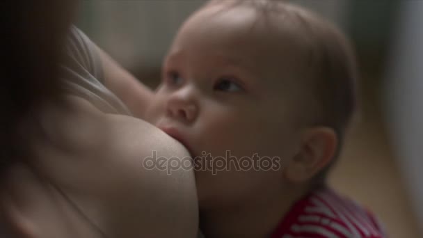 Mother feeds her breast milk her child — Stock Video